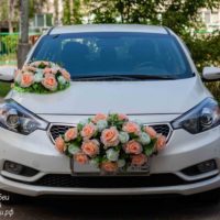 свадебные украшения на машину в персиковом цвете